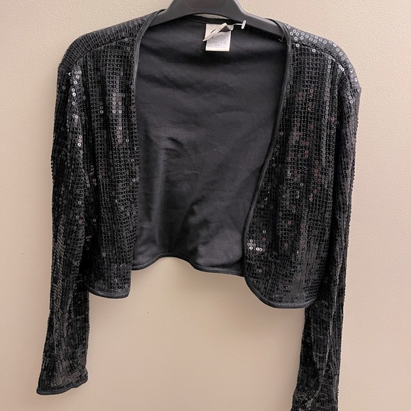 Cropped sequence top